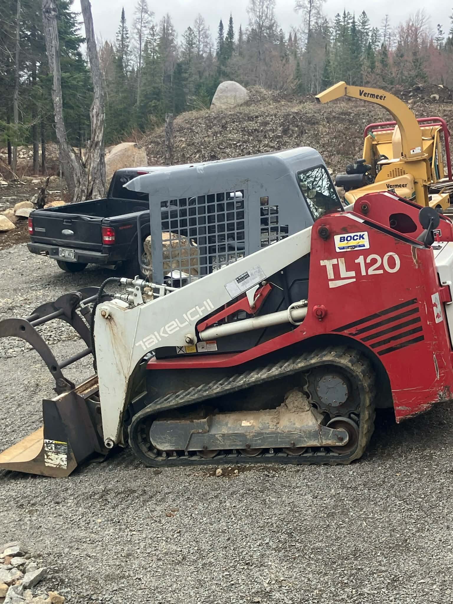 Tracked Bobcat and brush chipper — Hors-Pair equipment in the Laurentians